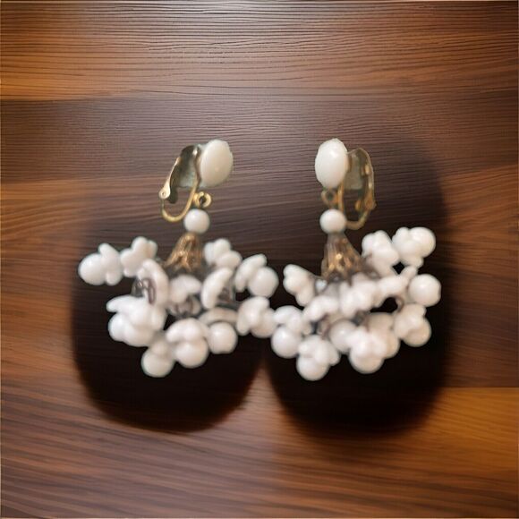 VTG Art Deco Milk Glass Chandelier Flower Dangle Screw Back Earrings Granny Core - Picture 4 of 4